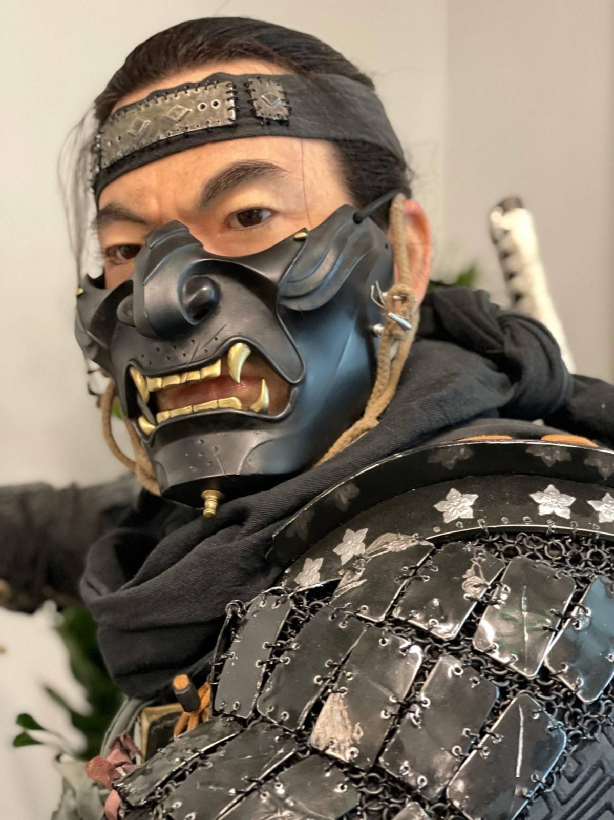 playstation官方送《对马岛》开发商sp境井仁雕像