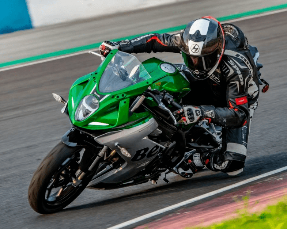 在赛道上的全新贝纳利tornado252,给人很强烈的赛车气场,整车的运动