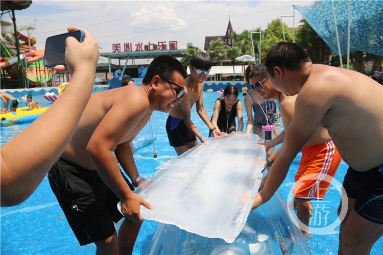 真会玩！迎战“秋老虎” 重庆市民坐“冰船”、吻“冰盘”