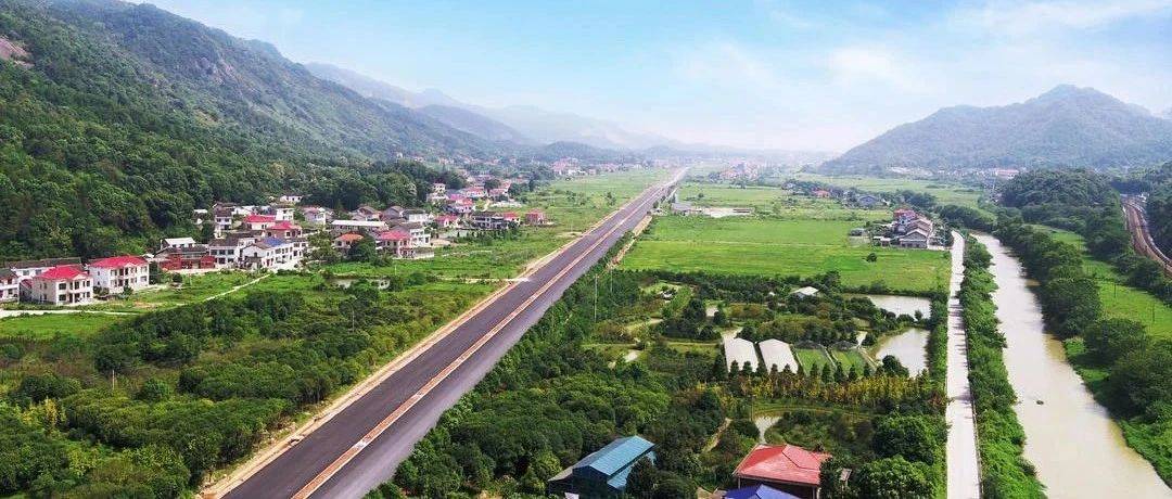 航拍汨杨公路:加快铺设沥青确保工期进度 汨罗融媒体讯_路面