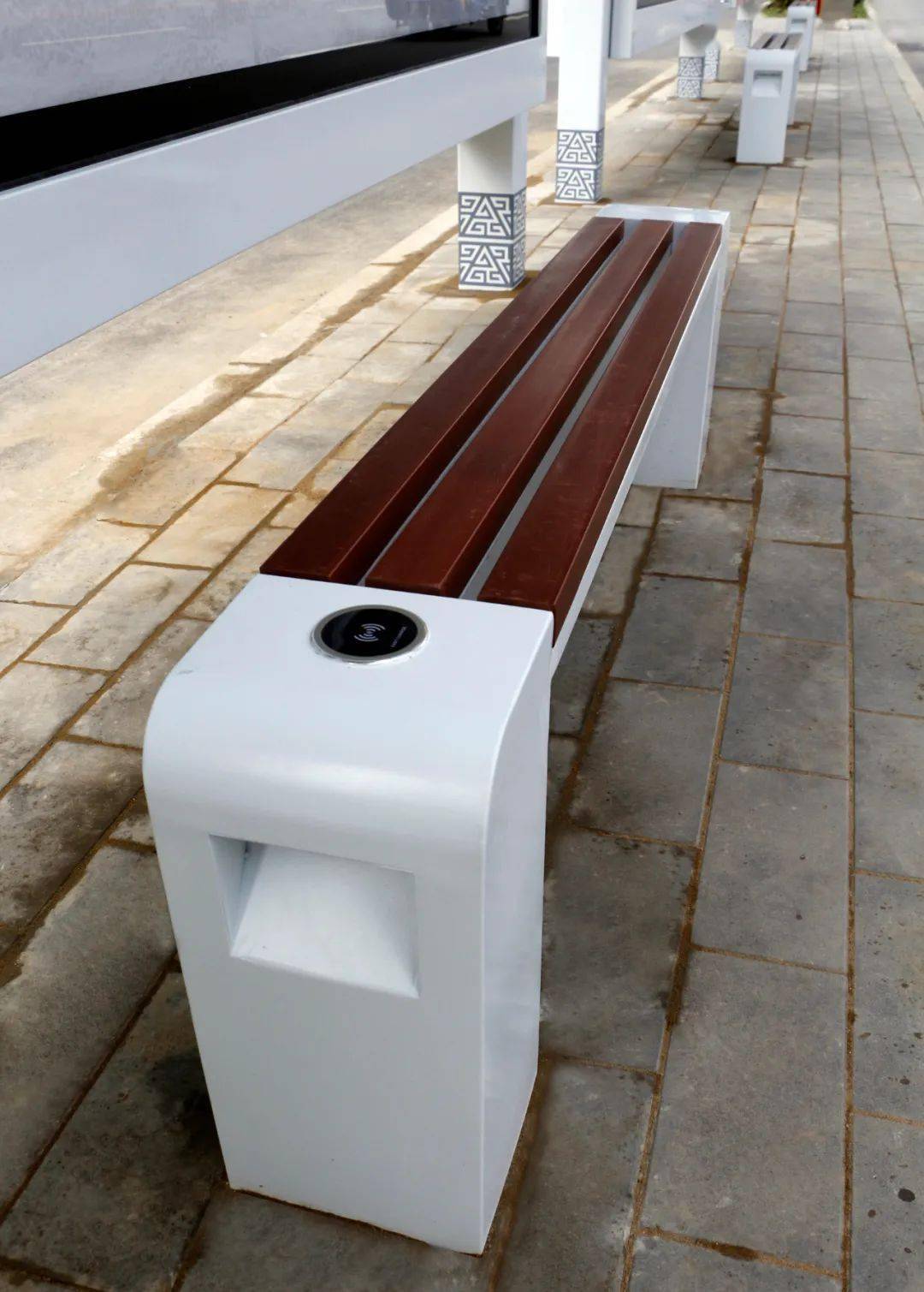 城市建设新颜值新型智能公交候车亭亮相保定