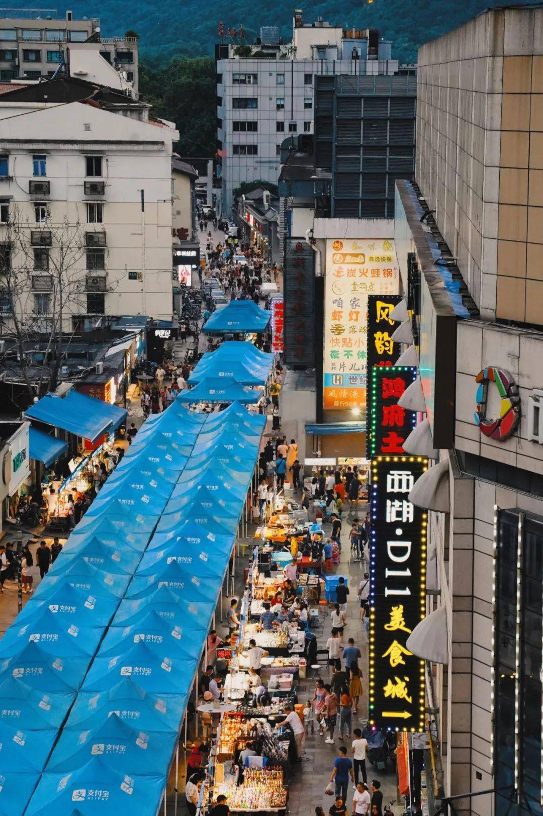 城市c位武林夜江湖武林夜市02以前的吴山夜市是杭州时尚圈的风向标,无