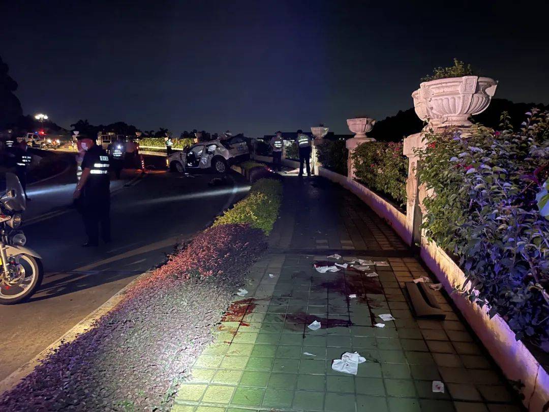 佛山发生一起惨烈车祸,两父子被抛出车外,父亲不幸