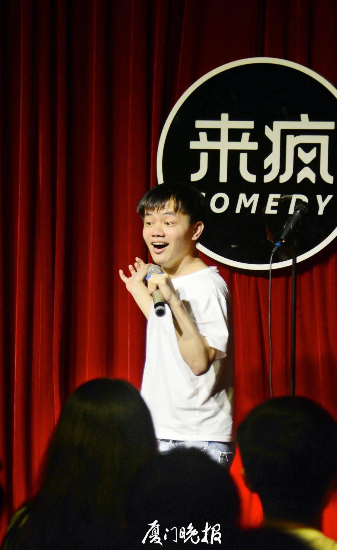 视频里的男生就是脱口秀演员小佳(本名张佳鑫),他在《脱口秀大会》第