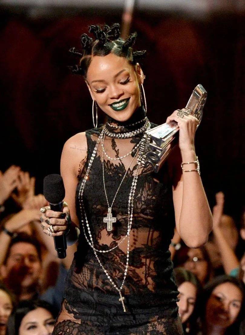 蕾哈娜正式晋升亿万富翁又美又飒的她任何珠宝戴上都谜之和谐