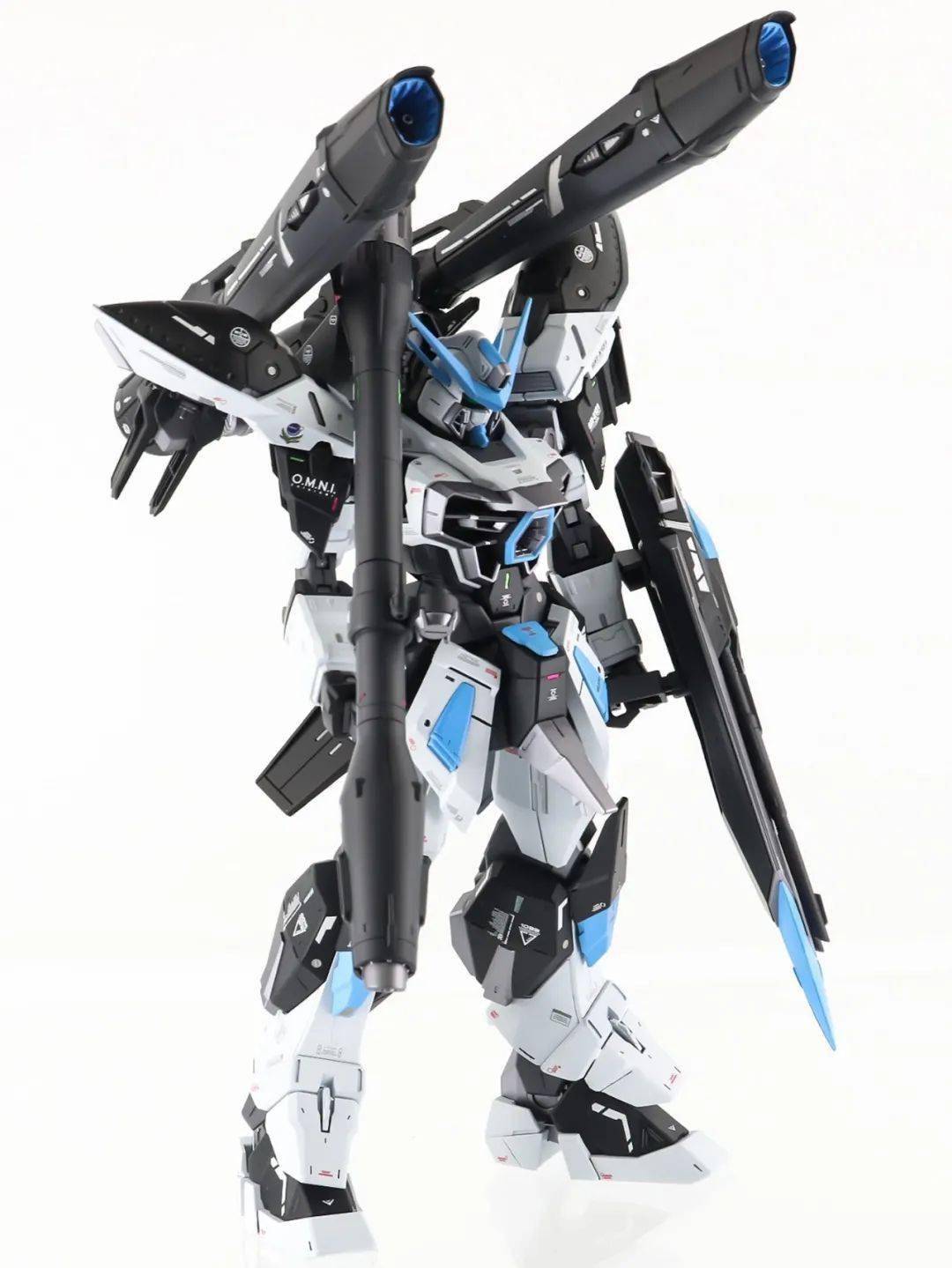 fm灾厄高达蓝白黑改色涂装