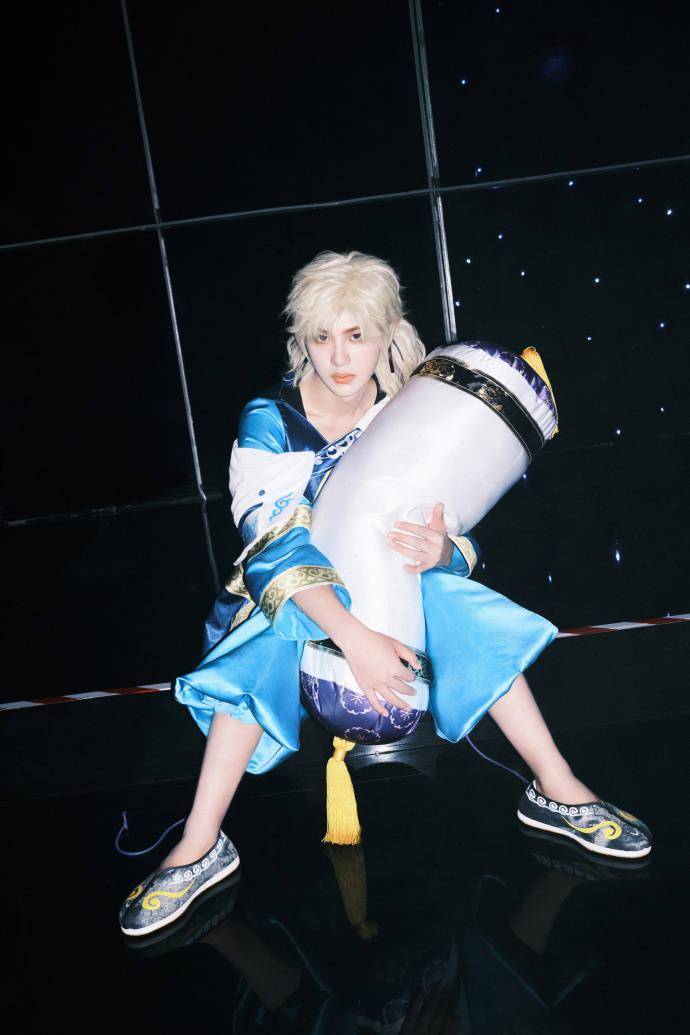 黄明昊这就是潮流造型图释出cos瞌睡斗士明天君还原度满分