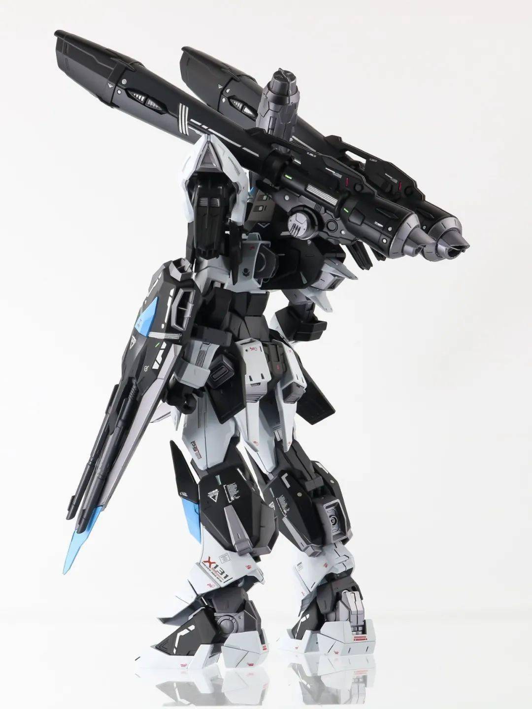 fm灾厄高达蓝白黑改色涂装