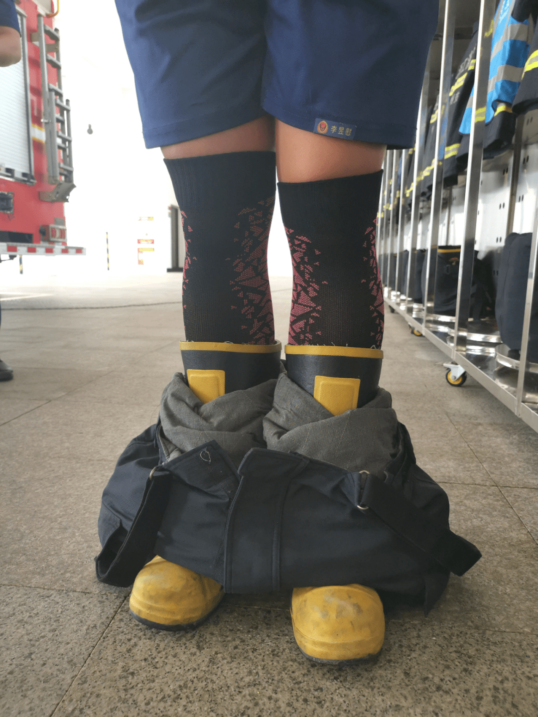 消防员皮鞋袜子图片