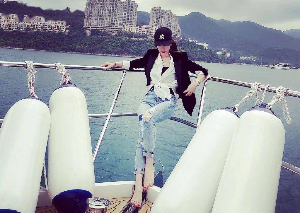 李念的身上没有阔太气息条纹t恤塞成短款配热裤暴露腿型