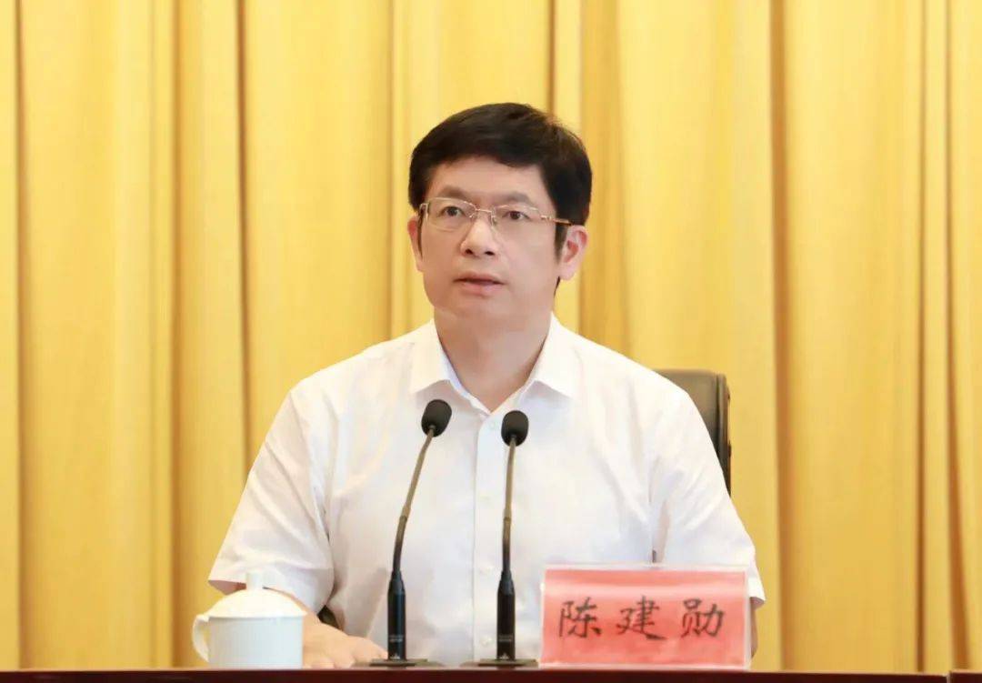 陈建勋以更坚决态度更有力举措更务实作风确保实现十五连创夺取一星