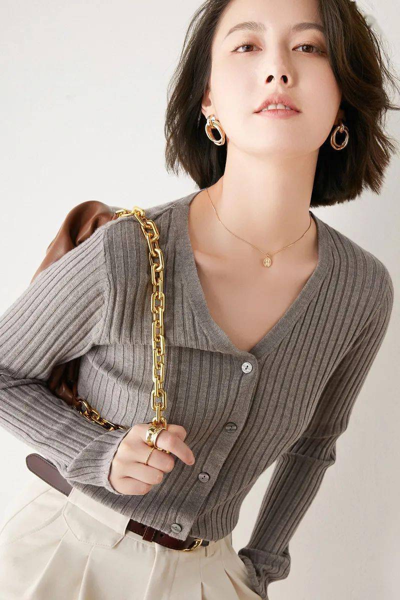 还特别适合搭配一条项链或耳环,  点亮整体的质感,让你脖子视觉上更