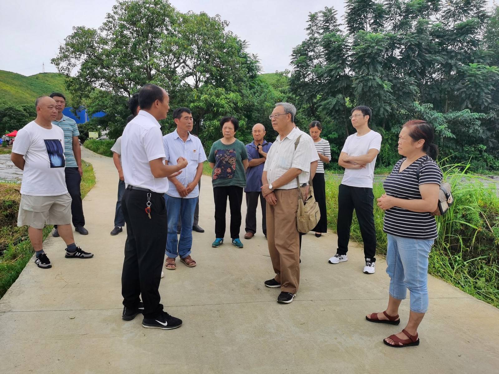 贵州省黔西南州关工委开展科技服务示范基地建设情况调研