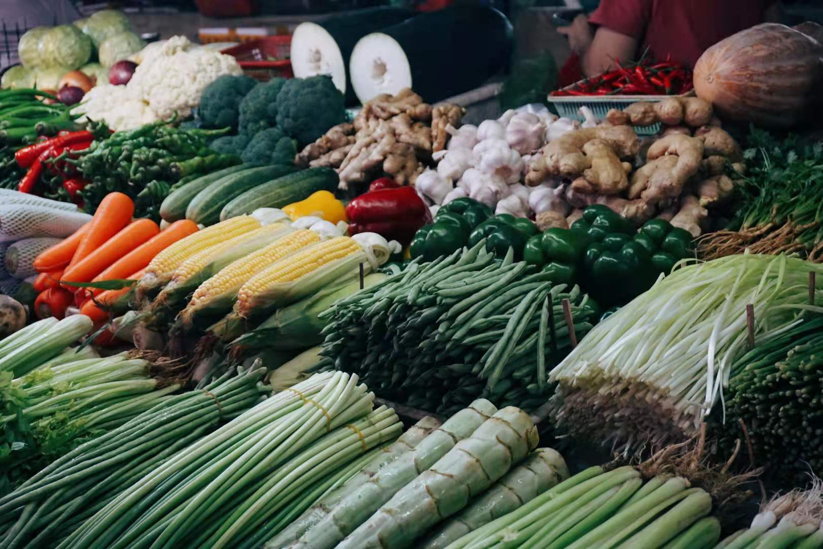 "靓鸡靓鸡,十元一盒……"一大早,小小的市场里就呈现一派热闹的景象.