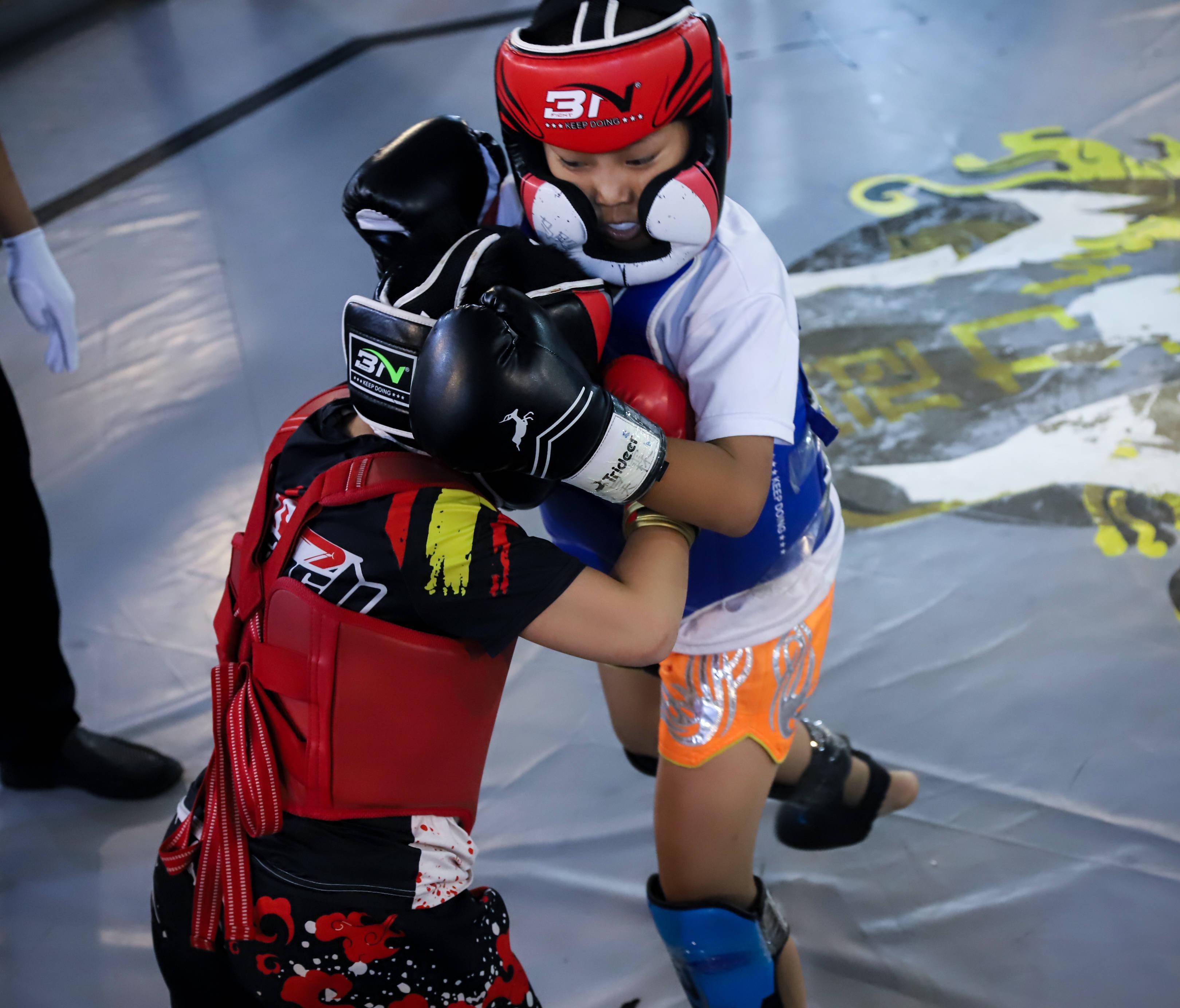 蓬莱硬汉天下搏击俱乐部角逐全国青少年搏击大赛喜获大满贯