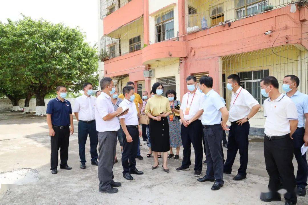 在石岭镇第二小学视察建设情况