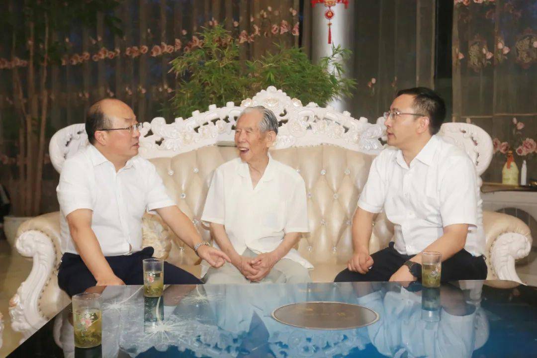 同志李效敬近日,省委常委,市委书记吴强在七星关看望了李效敬,吴学香