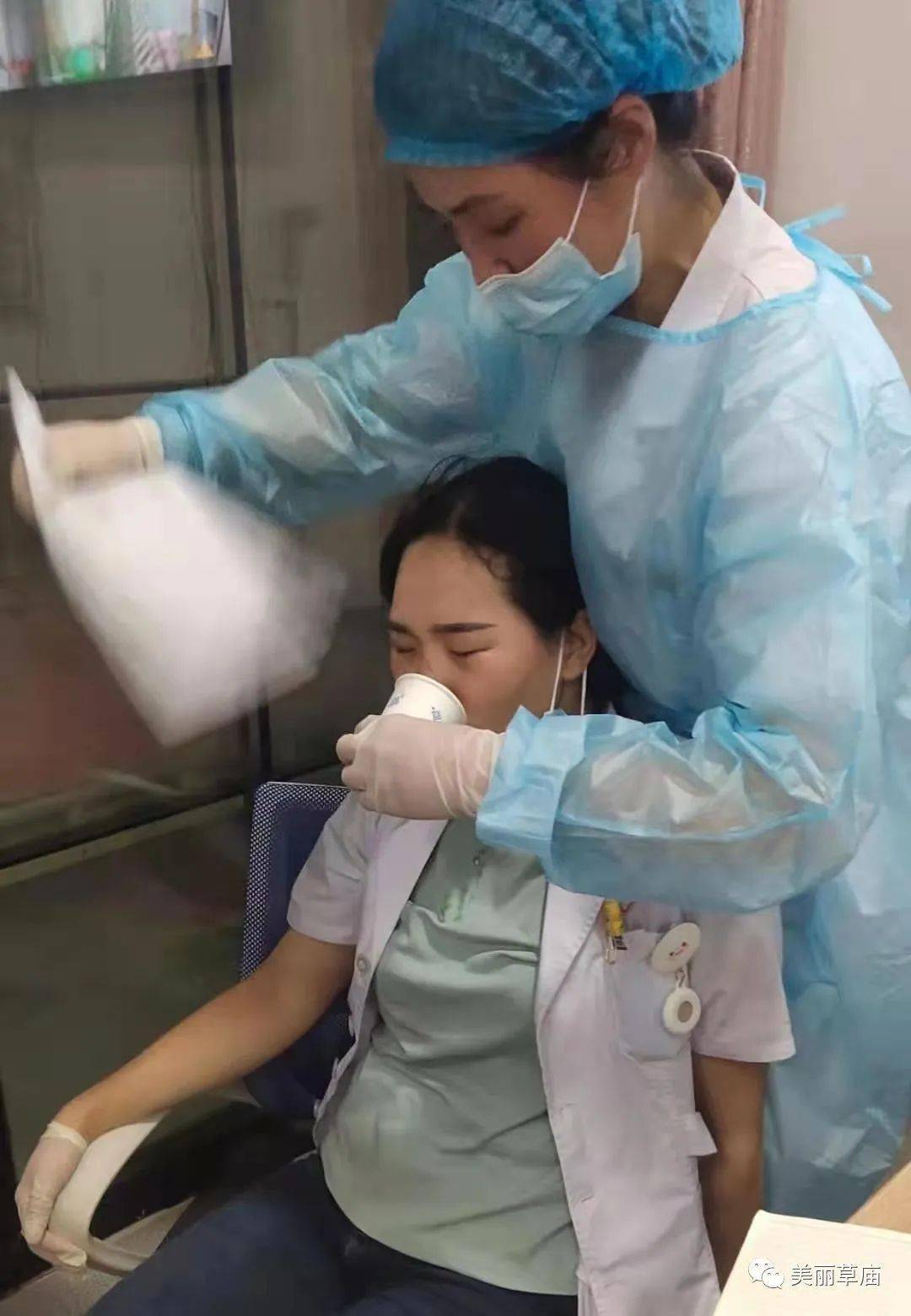 护士时琼忙完了一天的疫苗接种任务,正在核对疫苗数目时,突然感到胸囗