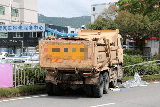 悲剧深圳一泥头车与电动车相撞一男子当场死亡