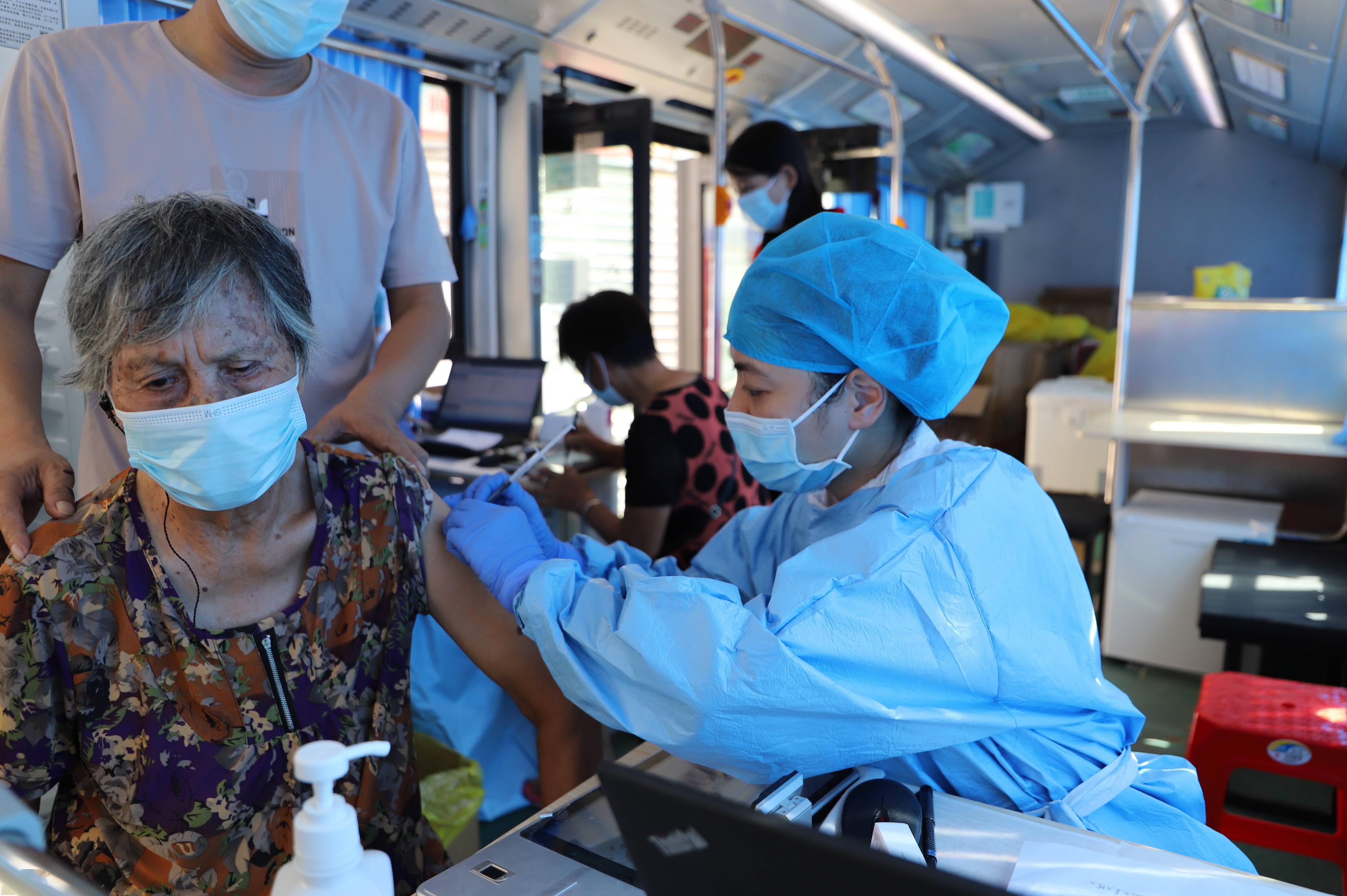 塘村|接种车开到村委会,长者不用跑腿,吃个早餐再打疫苗