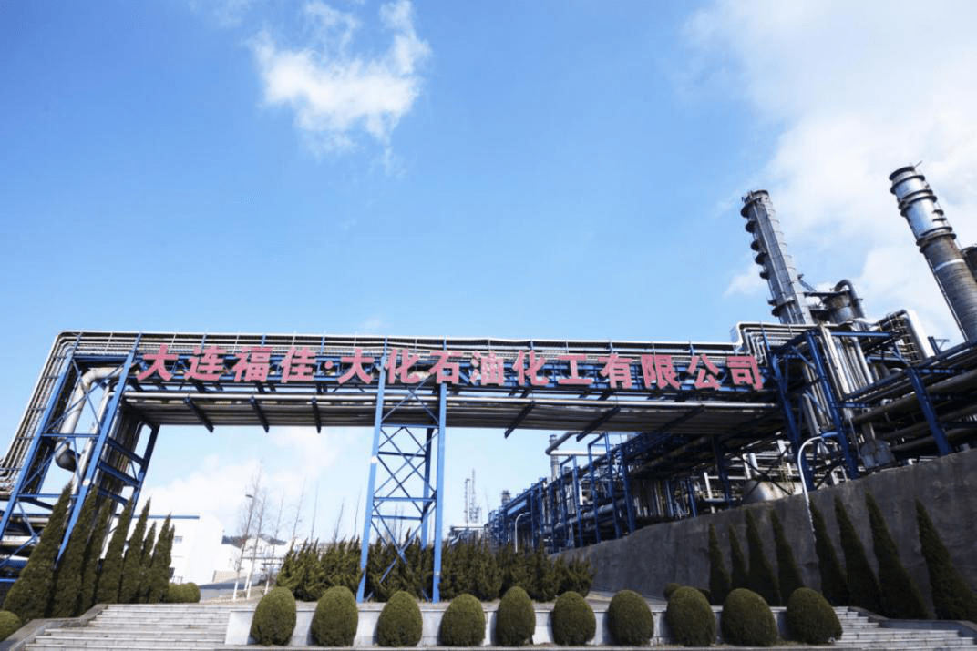 除了王健林,大连还有一个超级富豪,白手起家大赚200亿财富_王义政