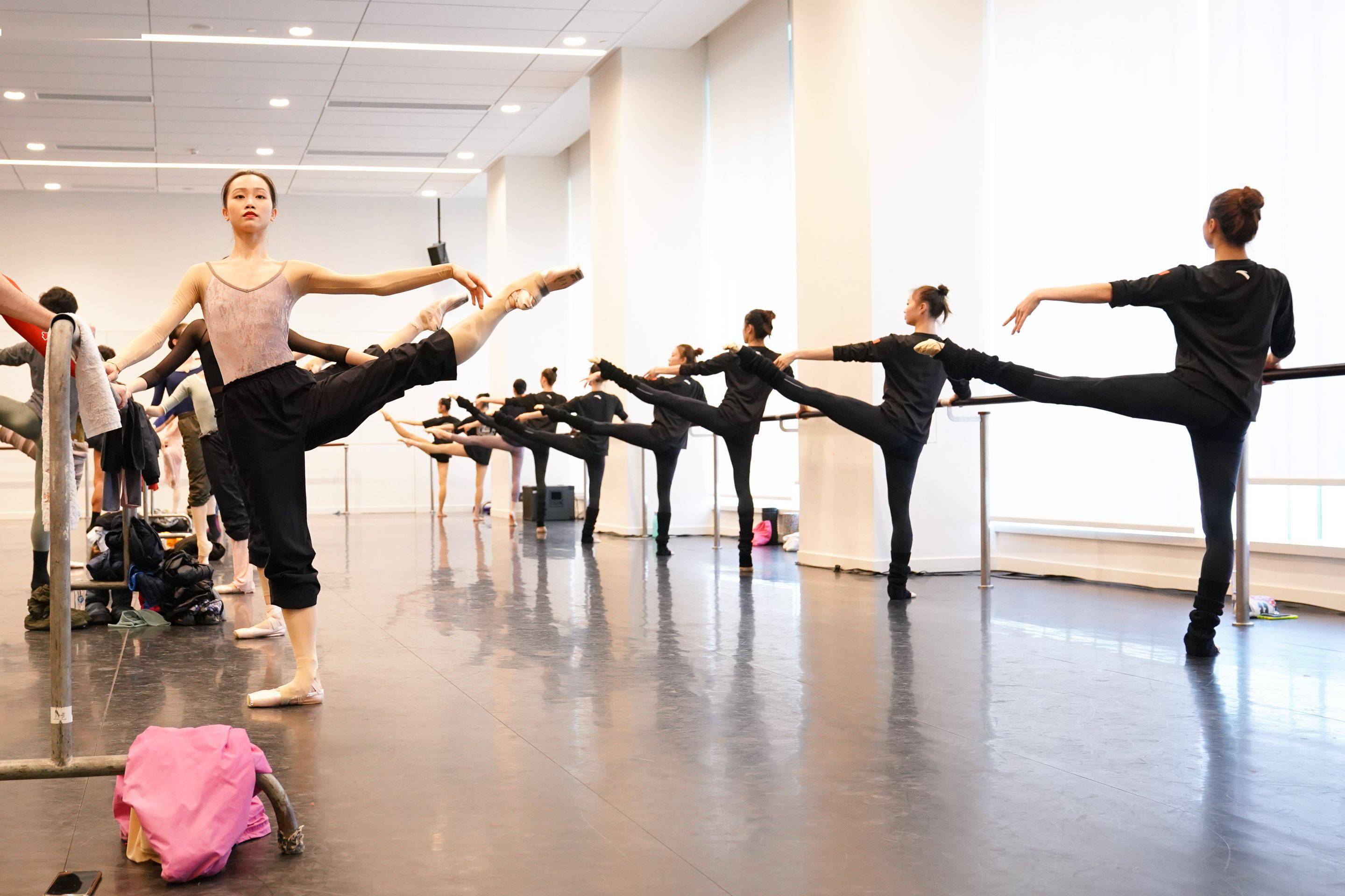 奥运健儿为何难忘这堂上海芭蕾课那段文体联动为美拼搏的动人故事令人