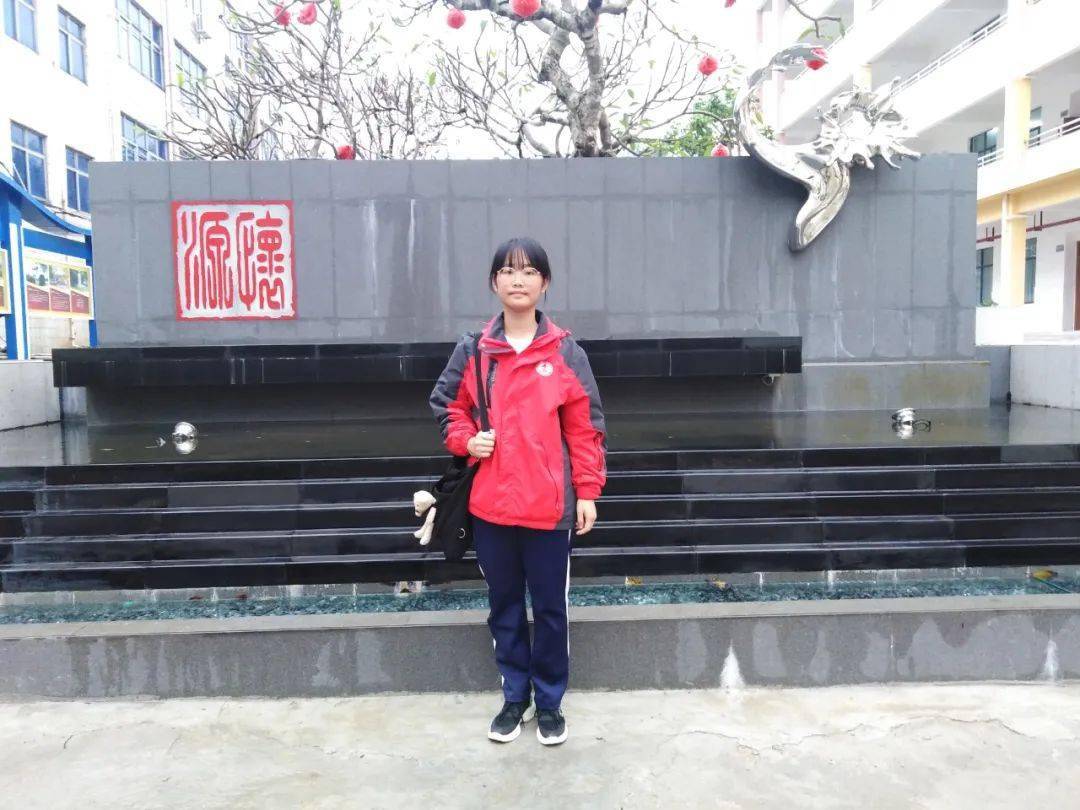 苏东媚苏东媚,就读于北海市铁山港区南康中学.