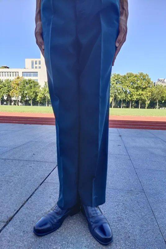 要正"一睁":眼睛自然睁大"三收":收小腹,收下颌,收臀部"三挺":挺腿