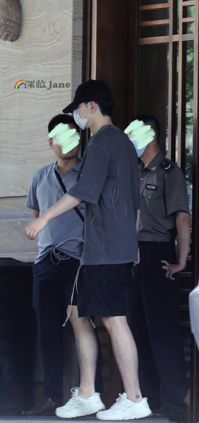 邓伦今日新鲜路透来袭 私服穿搭随性又不失帅气