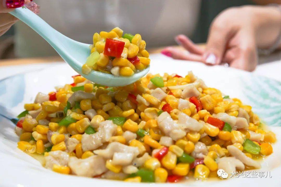 玉米甜甜的,兔丁软嫩嫩的,一大盘分量十足,吃起来甜丝丝儿的,一点也