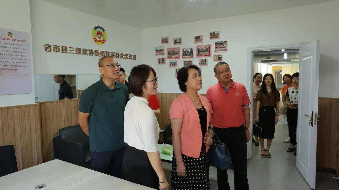 8月24日,泉州市政协秘书长黄碧煌带队到我市就基层