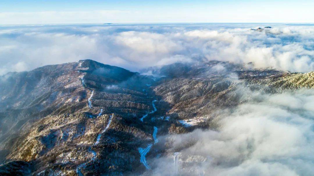 穿越金寨中国红岭公路赏四季美景