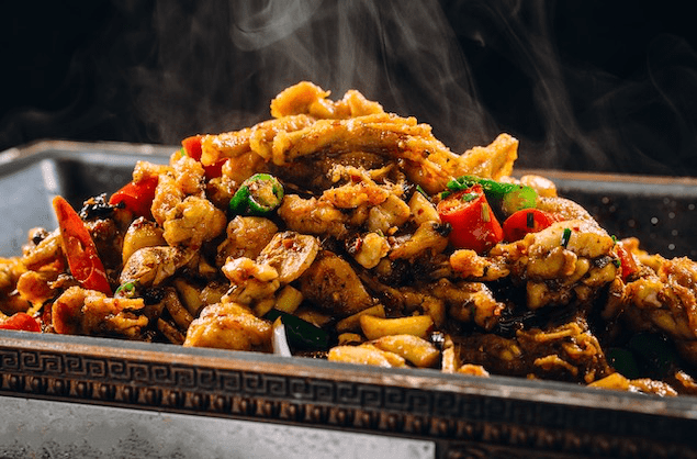 满满一锅,再加上毛蟹,花甲,莴苣的加持,牛蛙吸收了毛蟹和花甲的鲜