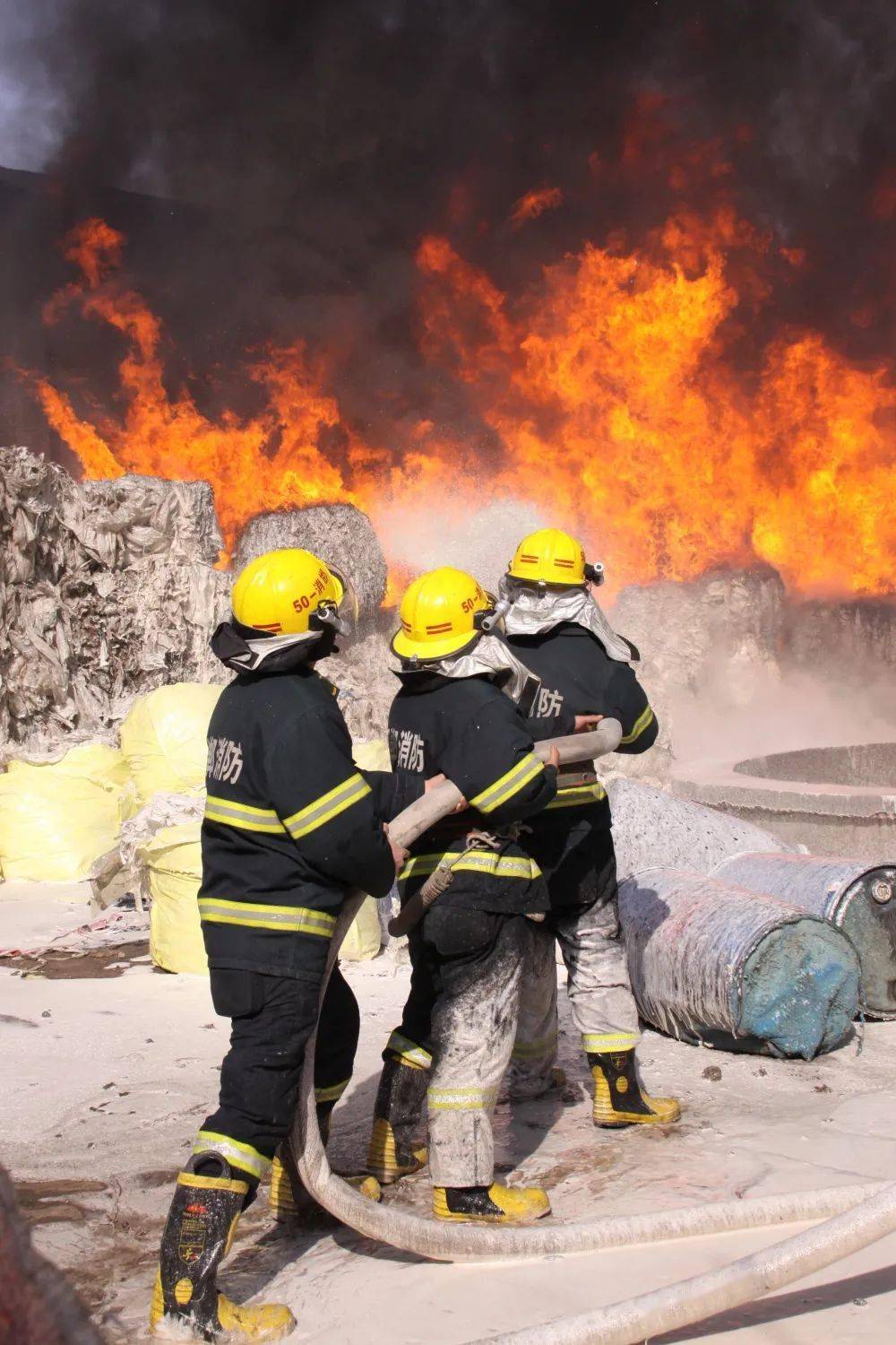 邯郸消防救援队伍里那些披荆斩棘的"蓝朋友"们来了!_火场