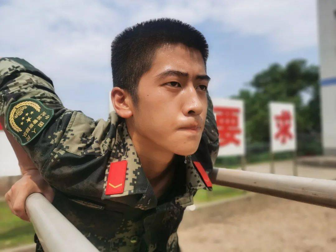 就是把迷彩服晾起来,也不管它有没有干透,下午起床照样穿上去训练