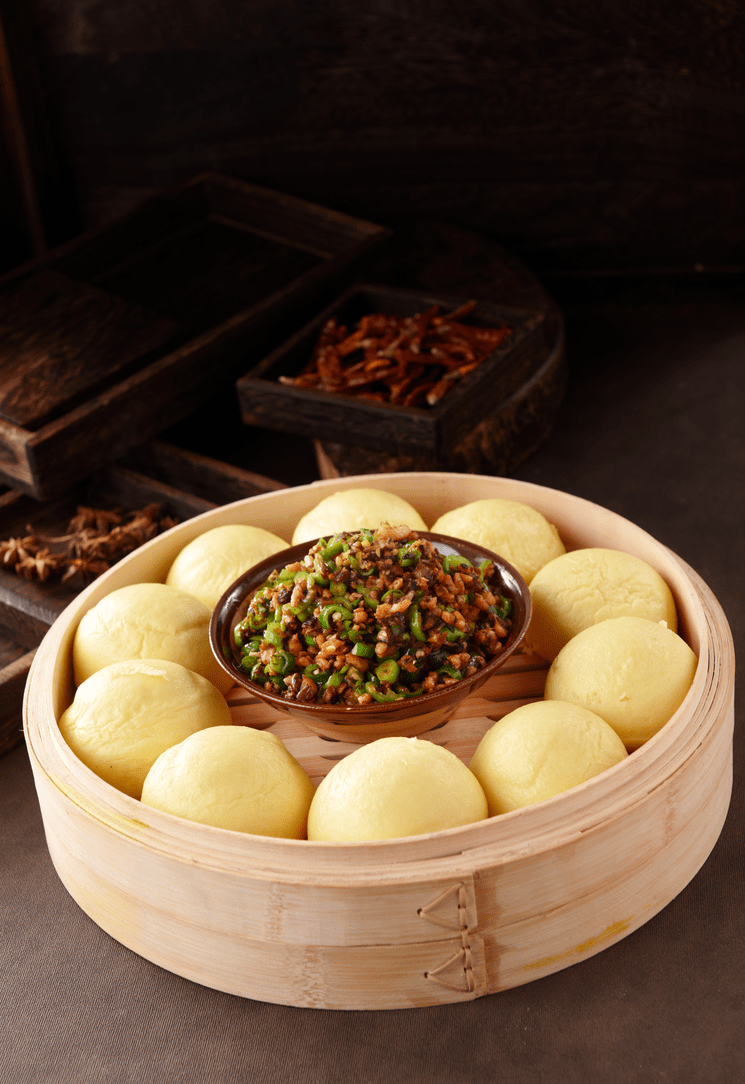 大人小孩一人抓起一个窝窝头就把芽菜末一顿狂塞这种吃法新鲜又美味