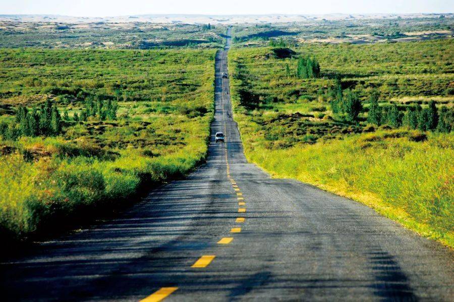 北达巴彦淖尔盟乌拉山火车站,与110国道,109国道及京兰线相通,穿越库