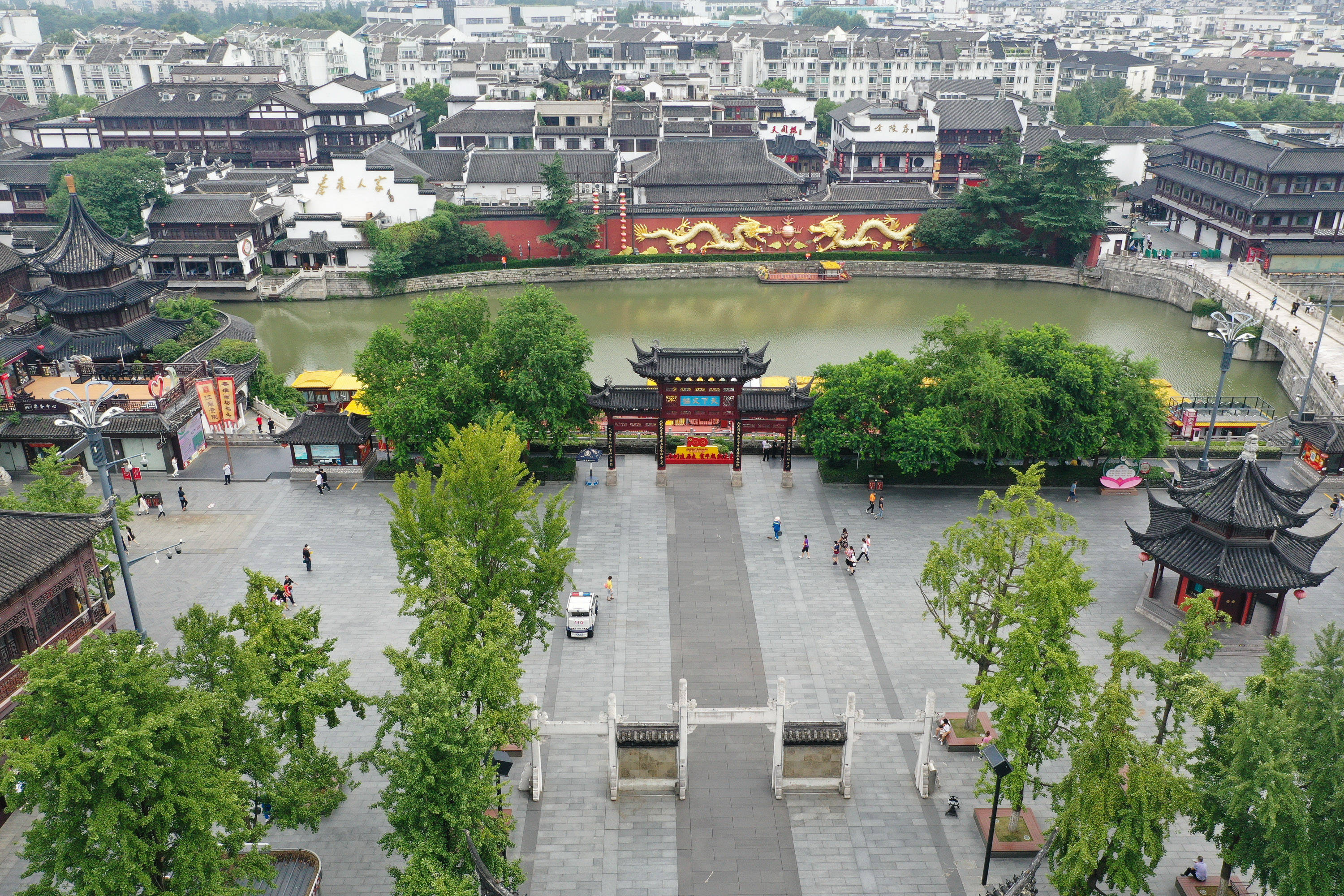 8月27日,游人在南京夫子庙景区游玩(无人机照片.