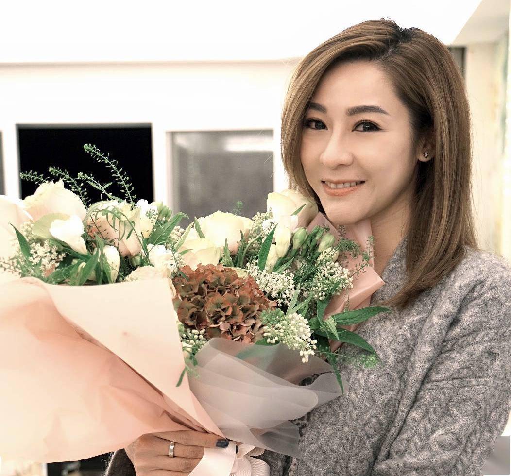 原创港姐陆诗韵花百万装修工作室出门豪车代步住月租8万海景房