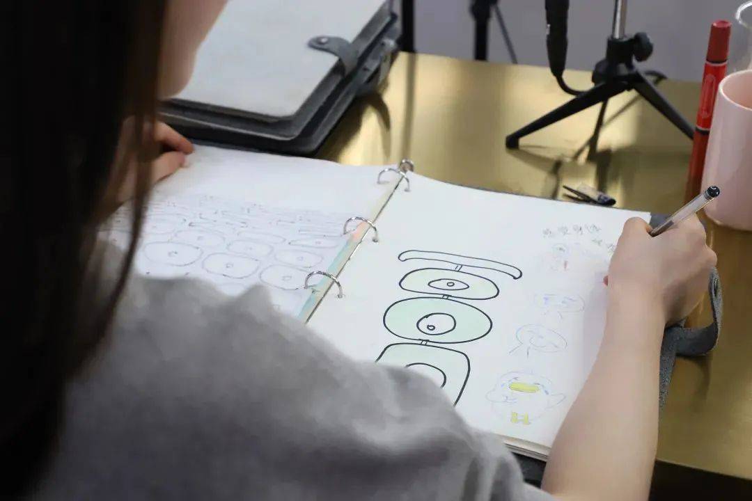 公司|深挖网红机构：人设全靠编，外貌焦虑和身材羞辱是公司文化