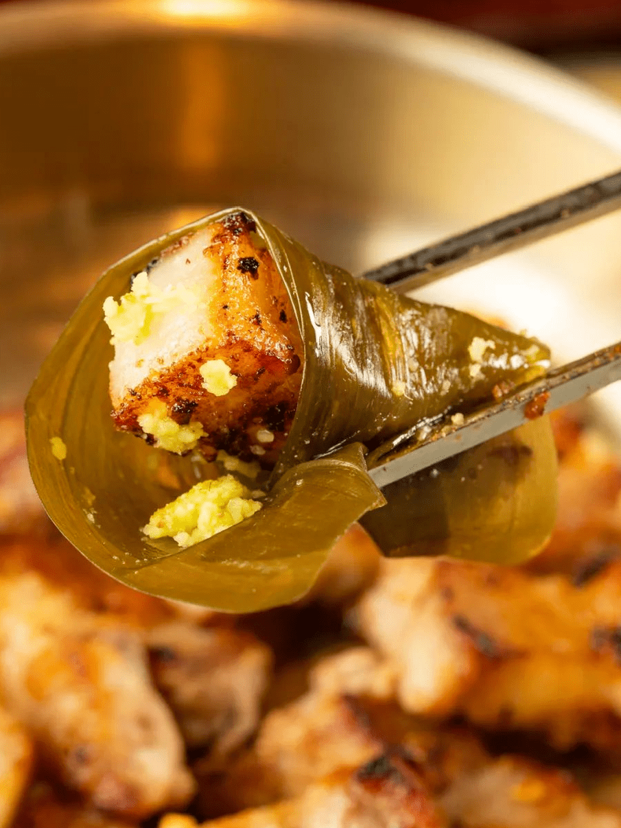 山蒜叶猪五花°2看着肉肉油花直冒,肉汁横流,这画面太犯规了!