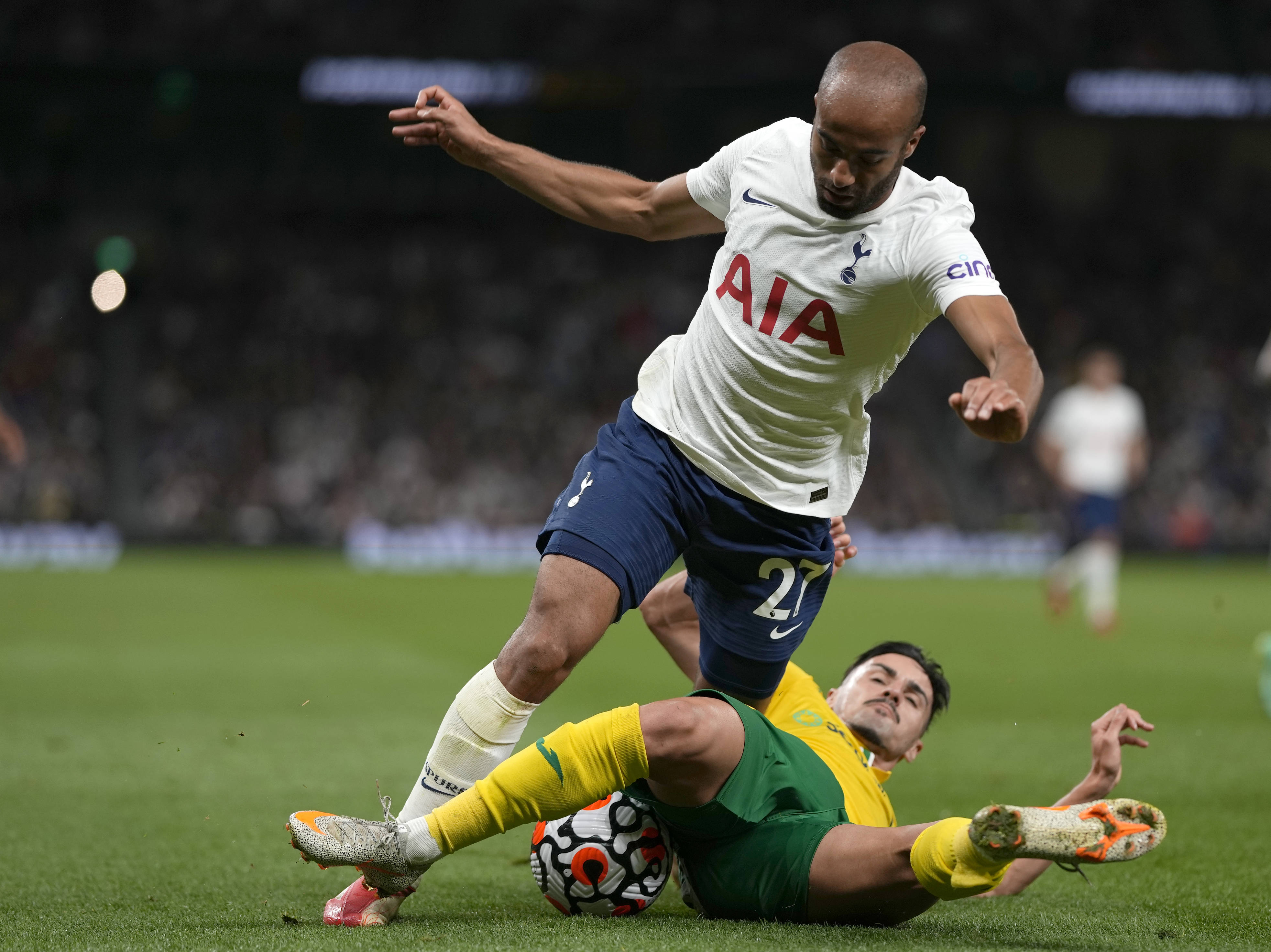 8月26日,托特纳姆热刺队球员莫拉(上)与费雷拉队球员安图内斯拼抢.