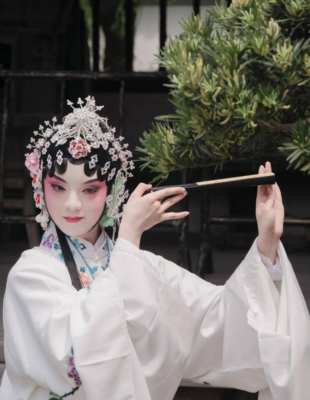 一人一生活吴晨一颦一笑间流露出古典韵味00后女孩传承汉服华美