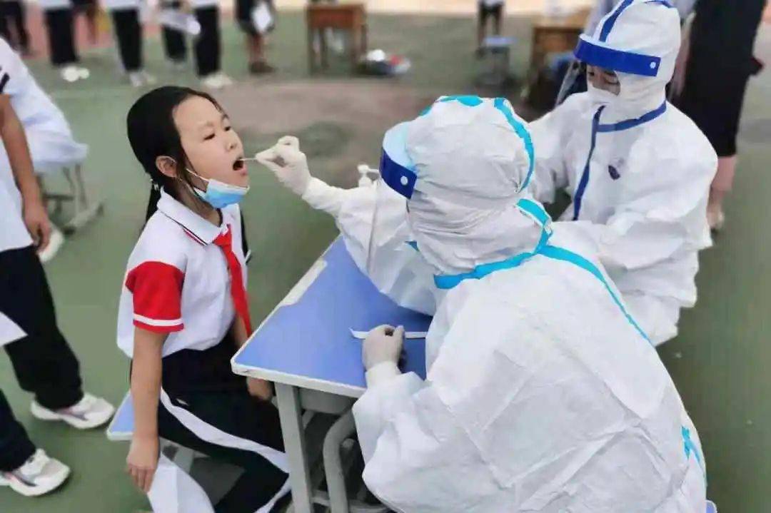 即将开学啦峰峰七万余名中小学师生进行核酸检测