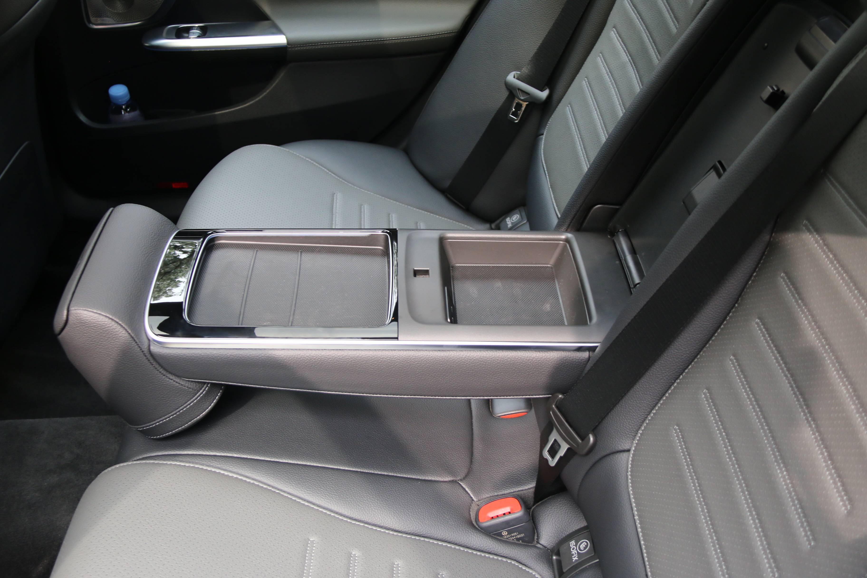 相比海外标轴版,全新长轴距c级车后排空间加长89毫米;相比上代车型