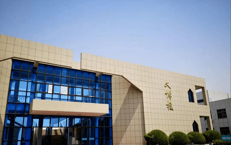 宋跳校区happy day宋跳校区的教学楼有三座:敦行楼,玉成楼