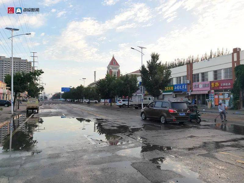 近日,有市民反映 青岛胶州市中云街道亳州路和扬州路路口以北道路坑