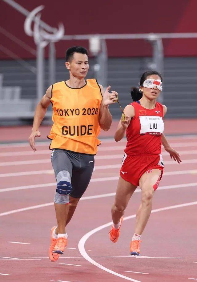 我希望见一下我的领跑员""如果重见光明这根绳子是眼睛,更是信任对