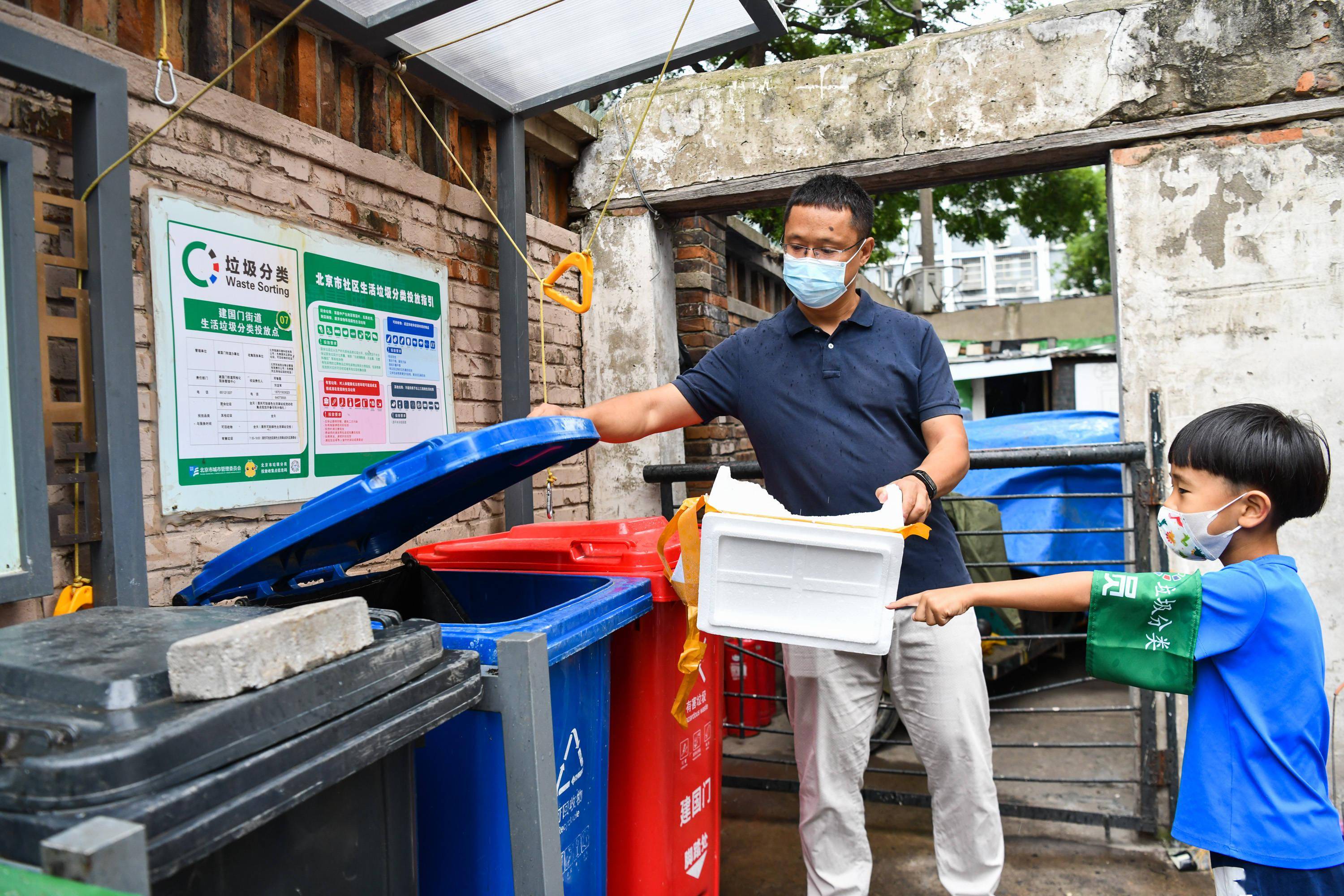 建國門街道推廣垃圾分類家庭輪值垃圾不規範投放將被處罰