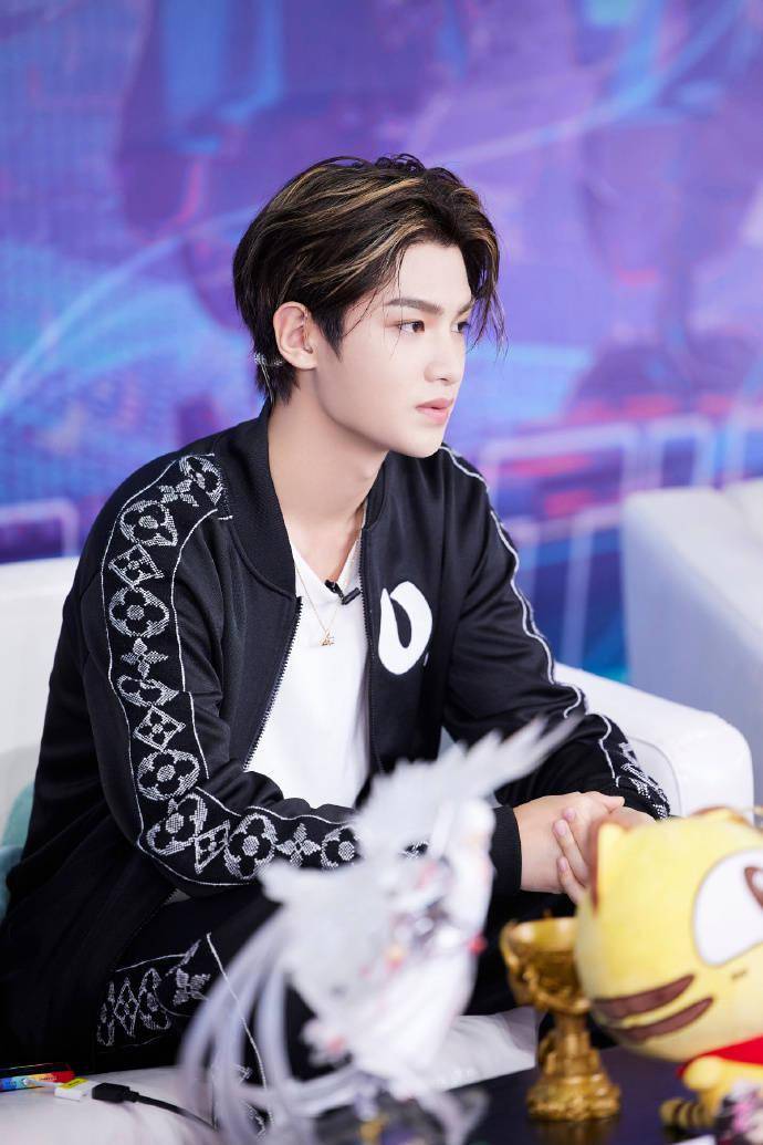 黄明昊出席全民电竞趁热上场直播活动 小贾的英雄池深不可测